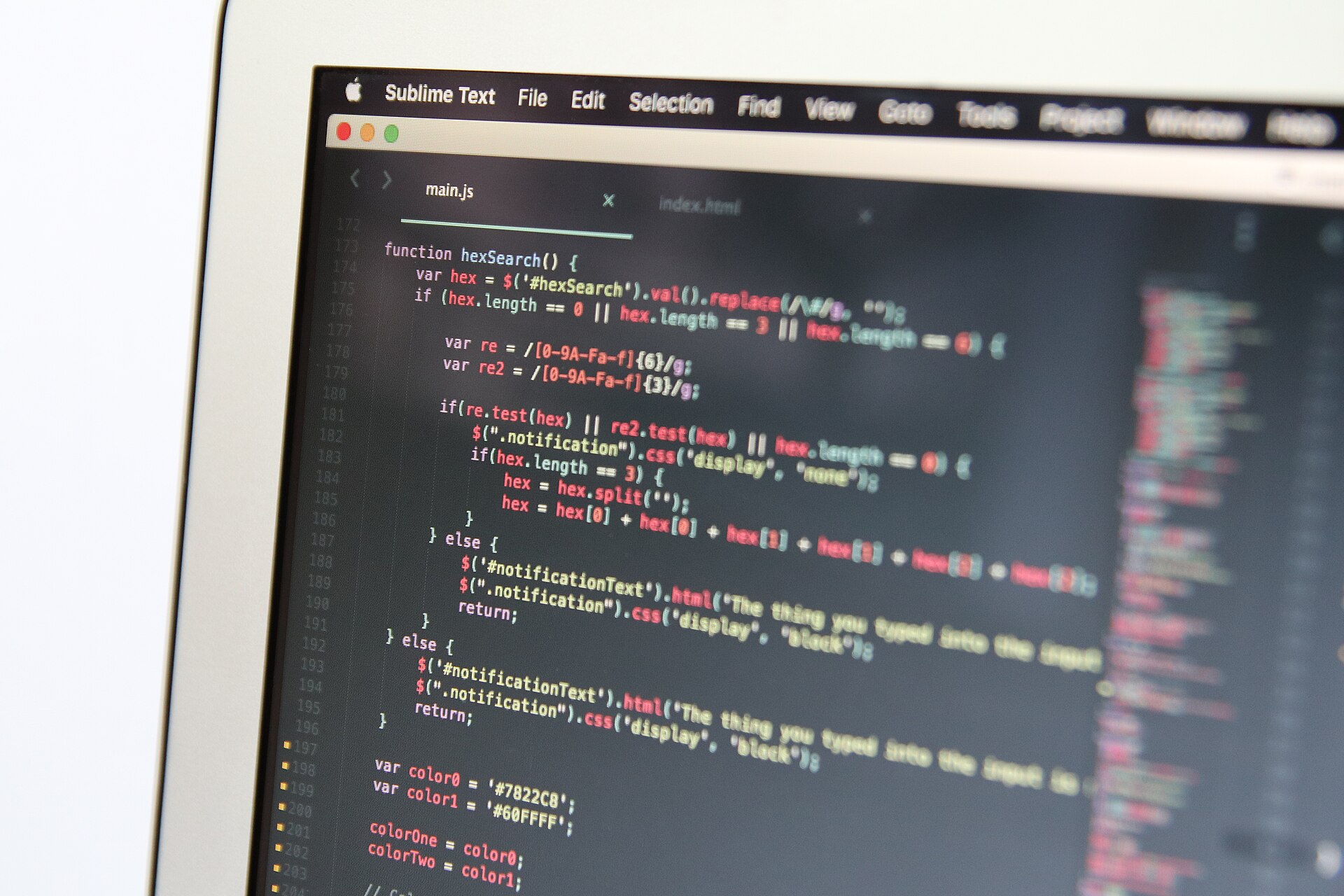 Código de programación en la pantalla de un portátil